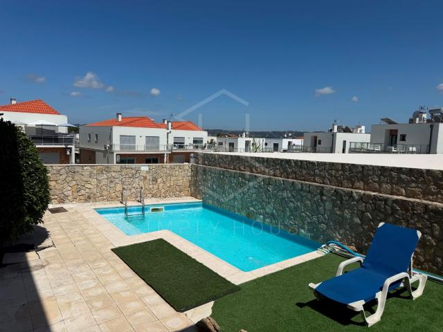 Moradia T3+1 com Piscina | A poucos minutos a pé da Praia de Salir do Porto