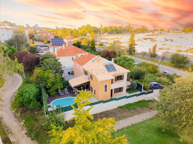 Moradia T3+1 com Piscina e Excelente Localização – Bairro da. 124m² Olivais