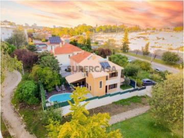 Moradia T3+1 com Piscina e Excelente Localização Bairro da Encarnação, Lisboa
