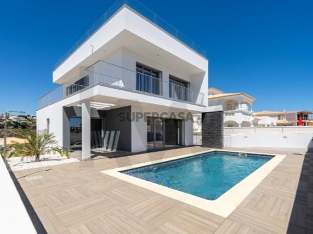 Moradia T3+1 com piscina e garagem a 5 minutos da Marina de Albufeira