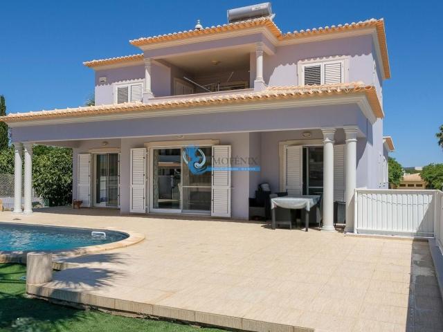 Moradia T3+1 com piscina e garagem localizada nos Brejos/ Al. 224m² Albufeira e olhos de água