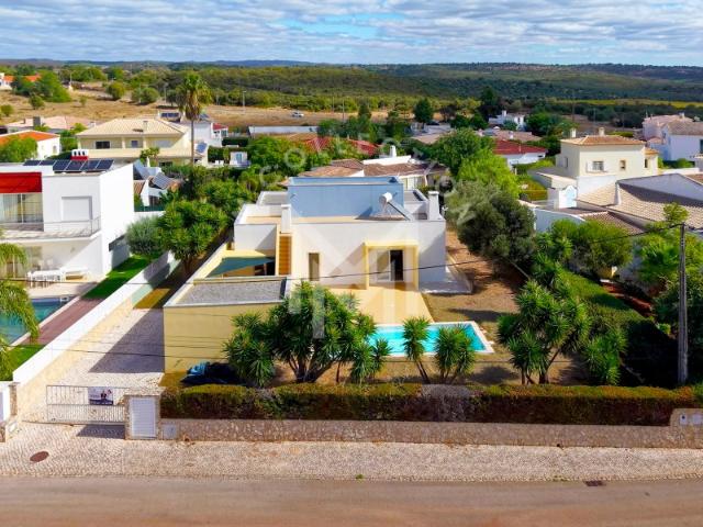 Moradia T3+1 com piscina e jardim localizada em Mexilhoeira Grande, Portimão, Algarve