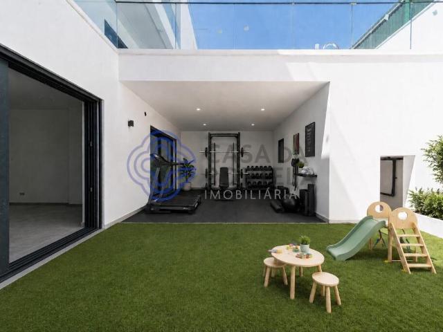 Moradia T3+1 com Piscina e Terraço em Gambelas – Faro 118m² Montenegro