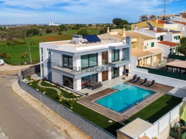 Moradia T3+1 com Piscina em Ferragudo, Algarve Próxima ao Golfe