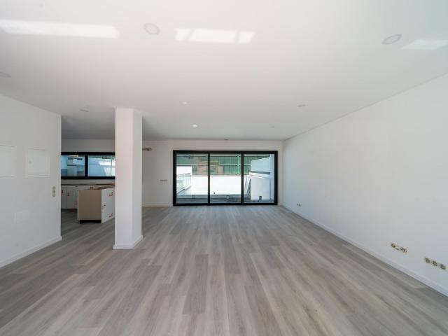 Moradia T3+1 com Piscina Privativa nas Gambelas, Faro 268m² Montenegro