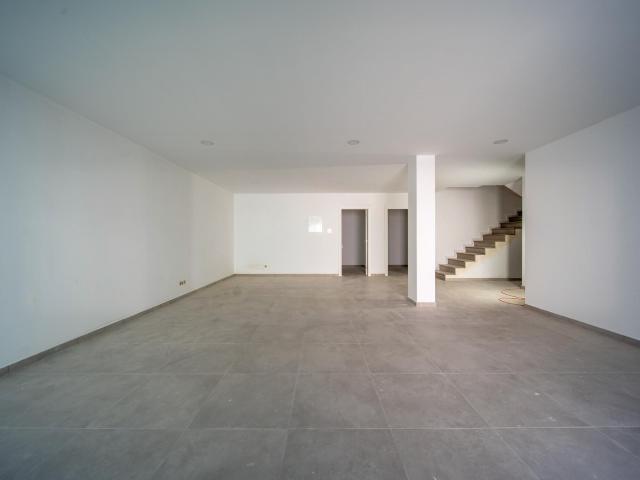 Moradia T3+1 com Piscina Privativa nas Gambelas, Faro 268m² Montenegro