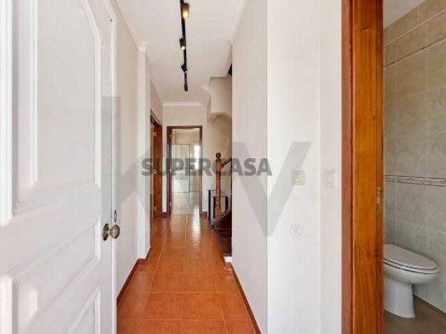 Moradia T3+1 com quintal, três pisos em Vila Nogueira de Azeitão