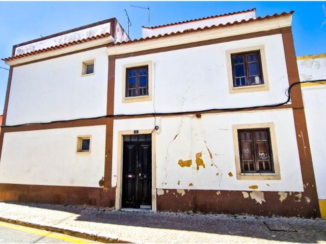 Moradia T3+1 com Rooftop no Centro Histórico de Loulé, Um refúgio com charme e potencial, no coração do Algarve autêntico