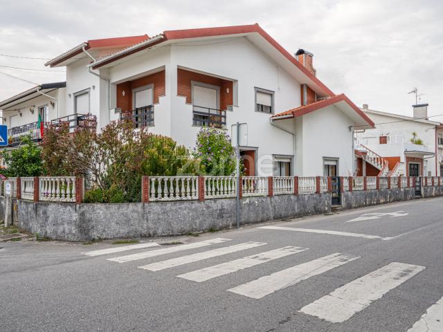 Moradia T3+1 com terraço | Garagem Fechada | 2 frentes