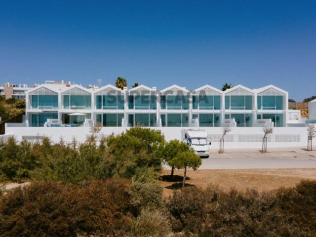 Moradia T3+1 com terraço privado na Fuseta, Faro