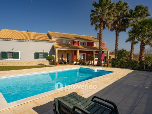 Moradia T3+1 com terreno com jardim, piscina e garagem, em Alenquer