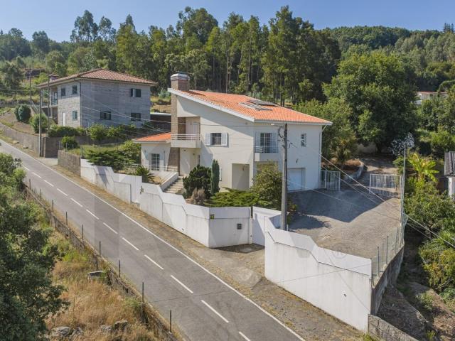 Moradia T3+1 com terreno em Burgães, Santo Tirso