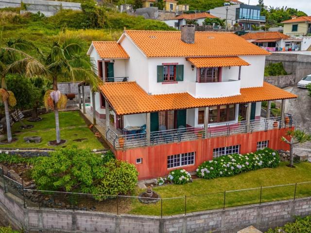 Moradia T3+1 com Vista Deslumbrante sobre a Baía do Funchal 317m² São Gonçalo