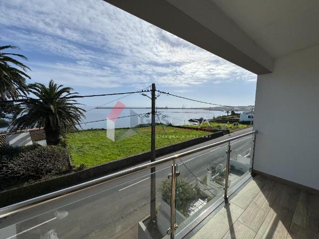 Moradia T3+1 com vista mar – Santa Cruz