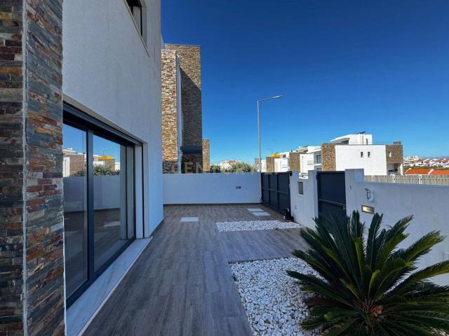 Moradia T3+1 Contemporânea na Ericeira: Piscina Aquecida, Terraço e Privacidade