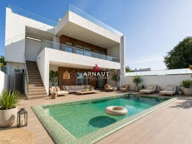 Moradia T3+1 Contemporânea com Vista Panorâmica, Piscina e Elevado Conforto