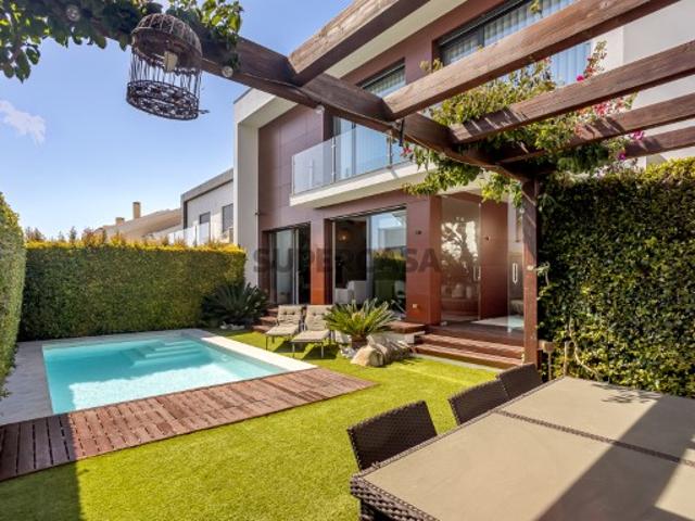 Moradia T3+1 contemporânea, com jardim e piscina em Carcavelos