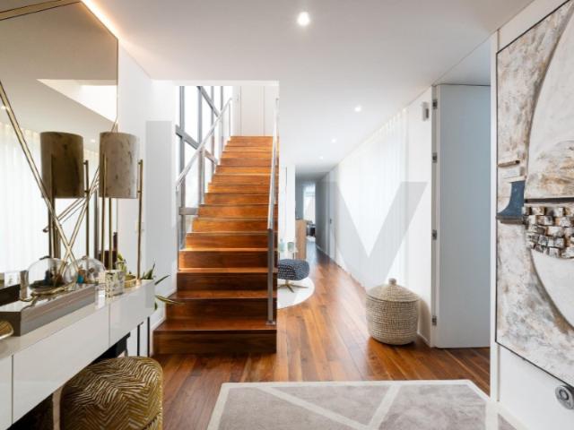 Moradia T3+1 contemporânea com piscina na Madalena