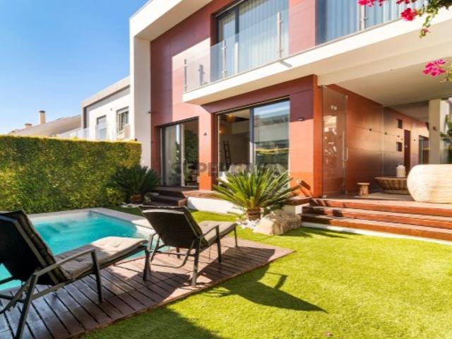 Moradia T3+1 Contemporânea com Piscina, Jardim e Garagem para 2 Carros Carcavelos