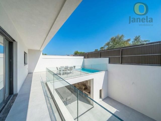 Moradia T3+1 Contemporânea com Piscina Privada, Gambelas F. 260m² Montenegro