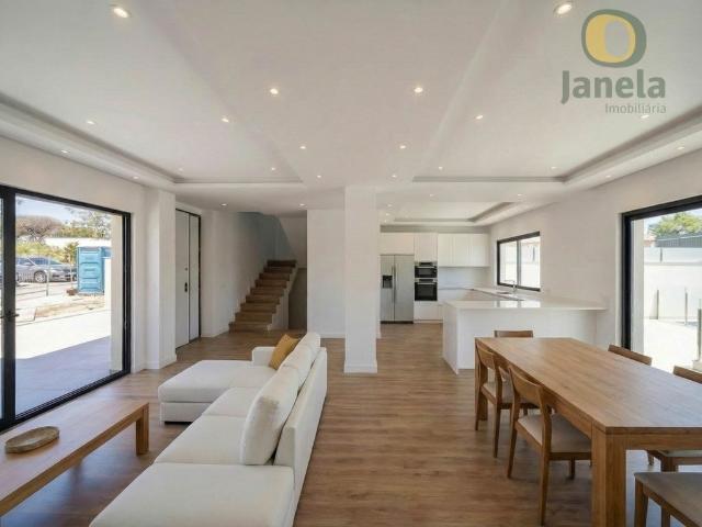 Moradia T3+1 Contemporânea com Piscina Privada, Gambelas F. 260m² Montenegro