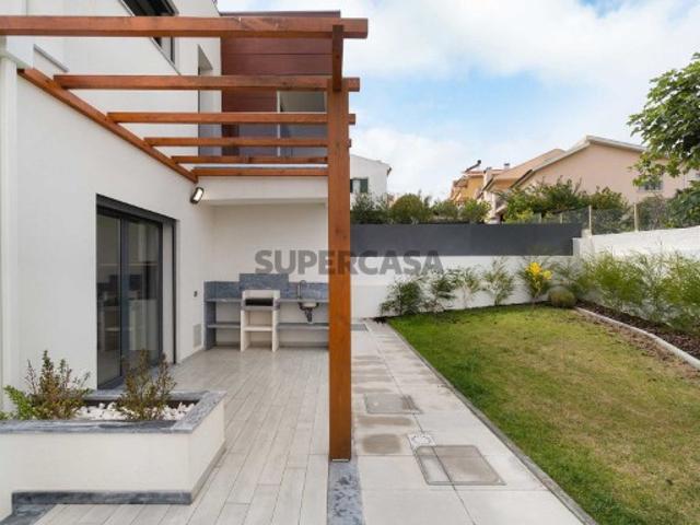 Moradia T3+1 contemporânea em Atibá, Estoril