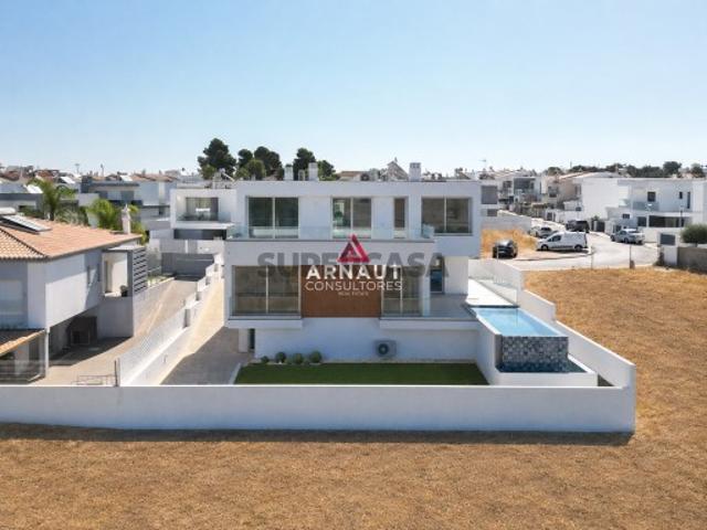 Moradia T3+1 contemporânea, isolada, com piscina e garagem
