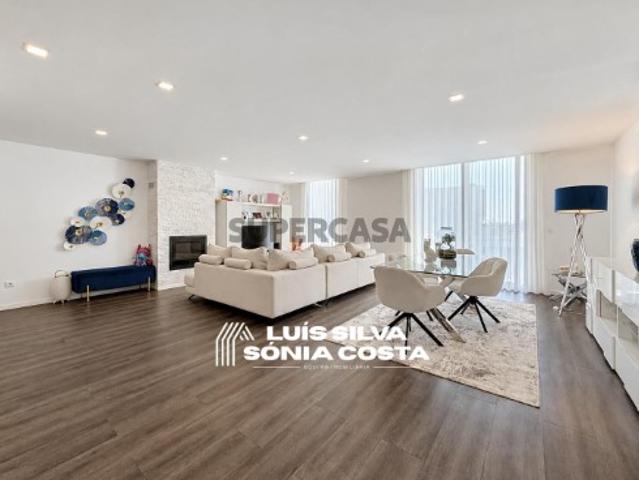Moradia T3+1 de 2019 em Excelente Estado, Closet, Varandas, Generosas Áreas, Espaço Exterior!