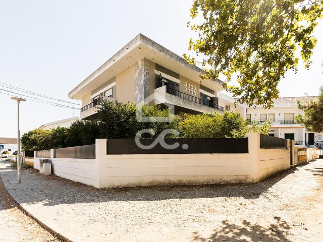 Moradia T3+1 de Gaveto com Garagem, Sótão, 3 Quintais, 3 Varandas e Terraço | Tapada / Vista Alegre
