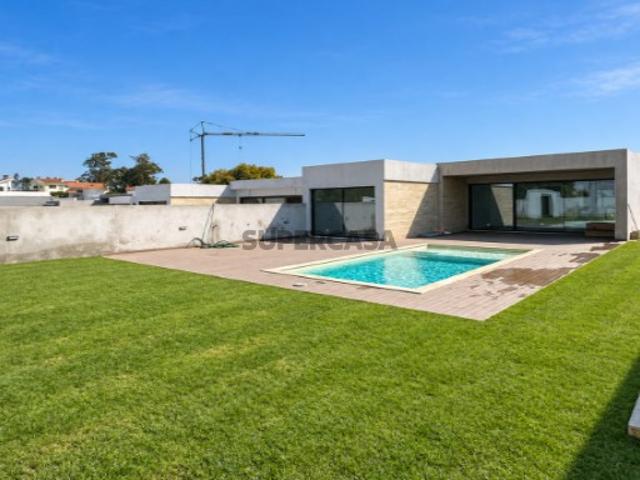 Moradia T3+1 de Luxo com Piscina