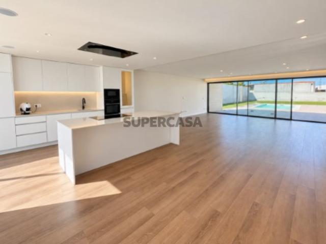 Moradia T3+1 de Luxo com Piscina