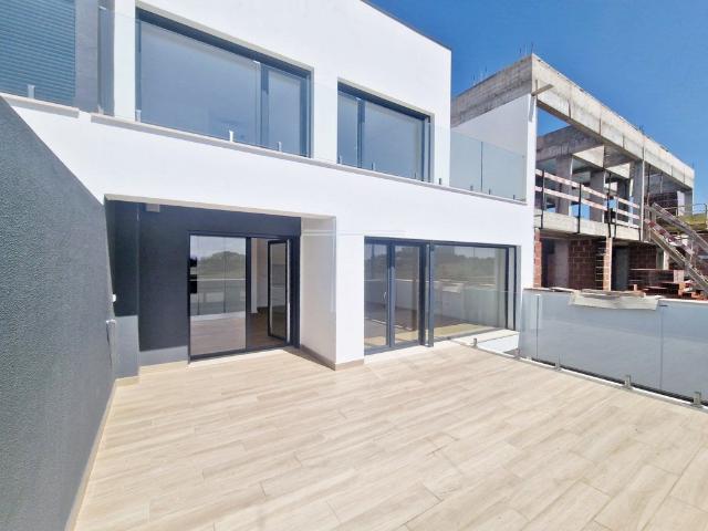 Moradia T3+1 em banda, arquitetura contemporânea, com garage. 166m² Caparica e Trafaria
