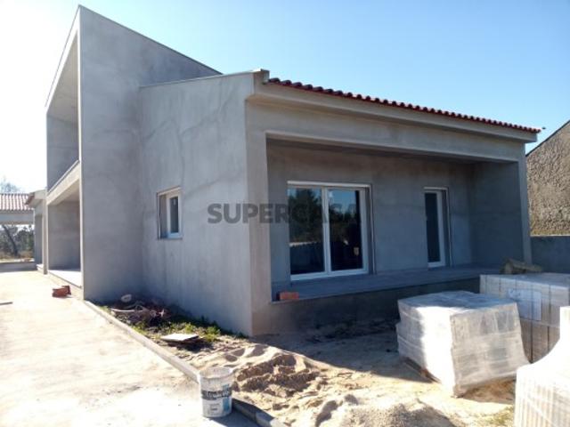 Moradia T3+1 em fase de acabamentos com Jardim e Terreno