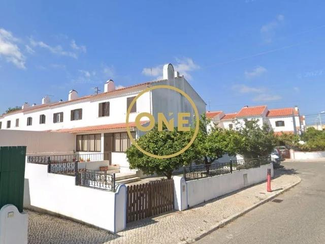 Moradia T3+1, em Manique de Cima com estacionamento e terraço, Sintra