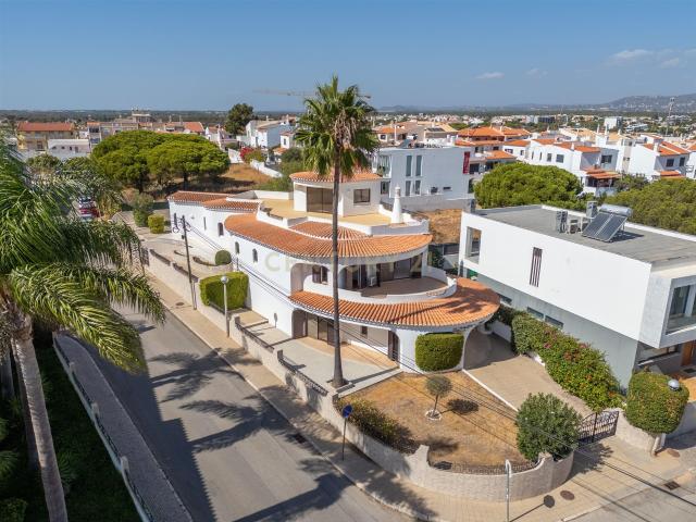 Moradia T3+1 Faro | Jardim | Garagem | Vista Mar 201m² Montenegro