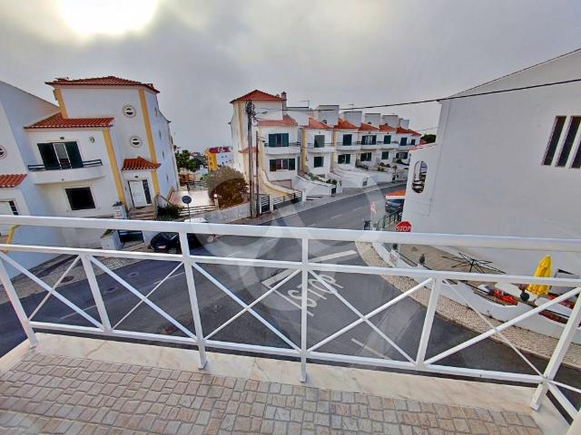Moradia T3+1 geminada com muita luz e vista mar centro Erice. 200m² Ericeira