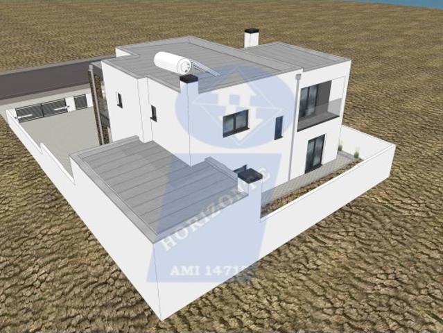 Moradia T3+1 geminada em construção