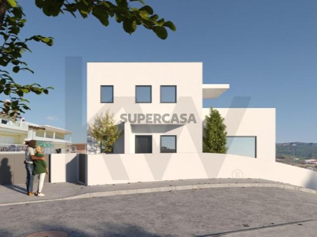 Moradia T3+1 Isolada com Piscina A minutos do Centro de Mafra