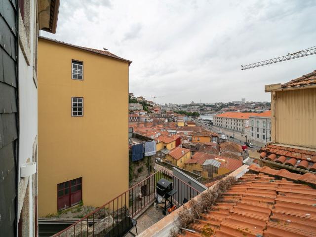 Moradia T3+1 Mobilada no Centro Histórico do Porto, com Vistas sobre o Rio Douro