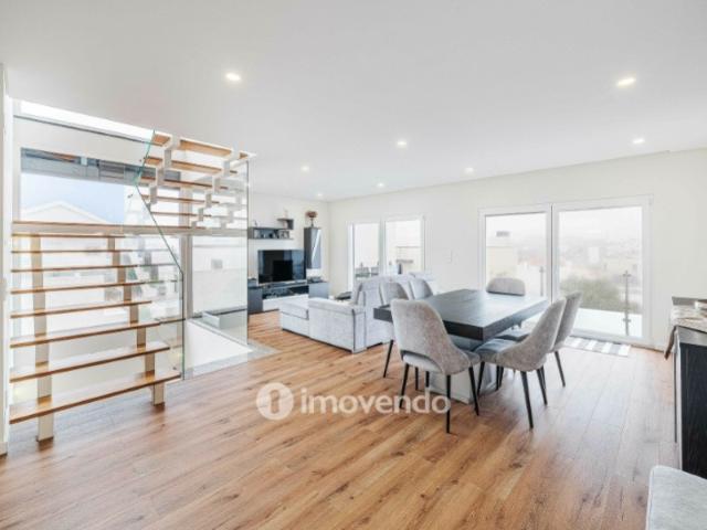 Moradia T3+1 moderna e exclusiva, com garagem e jardim, em Porto Salvo