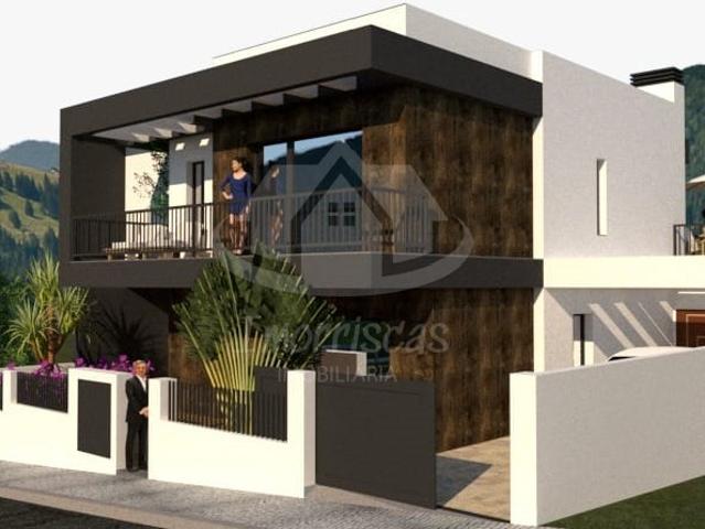 Moradia T3+1 na Portela de Azóia, em Santa Iria de Azóia