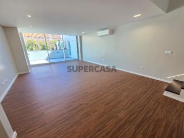 Moradia T3+1 NOVA, com Rooftop de 45 m2| Famões, Odivelas