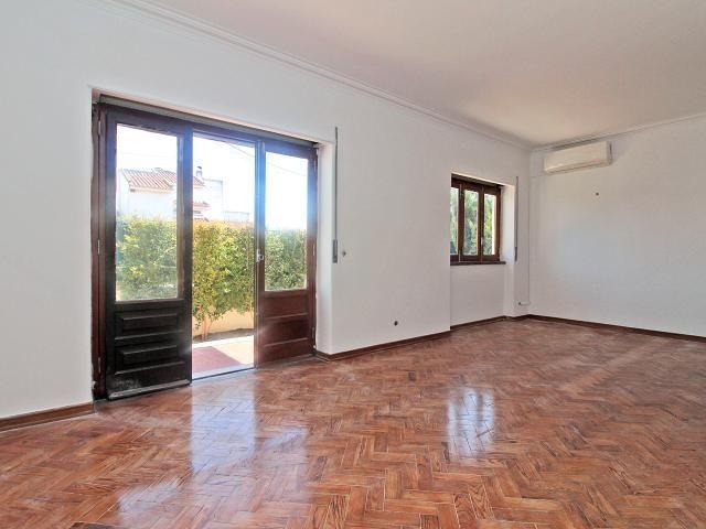 Moradia T3+1 para arrendamento na Areia, Cascais