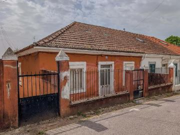 Moradia T3+1 para Renovação Total | Jardim | Rua das Tílias 130m² Ramada e Caneças