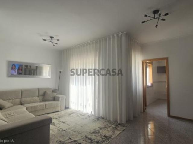 Moradia T3+1 Renovada | Terraço Privativo | A 600 m da Praia e 400 m do Metro