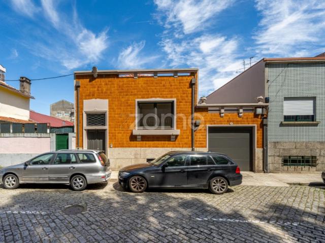 Moradia T3+1 renovada com jardim e garagem, Porto Arrendamento