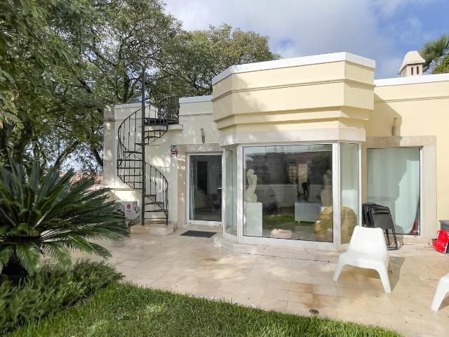 Moradia T3+2 única, com jardim e vista, em condomínio