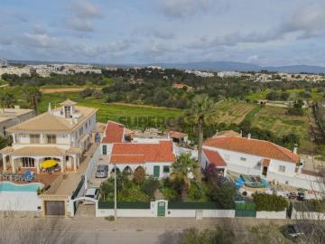 Moradia T3+2 com 3 Anexos Independentes em Alvor