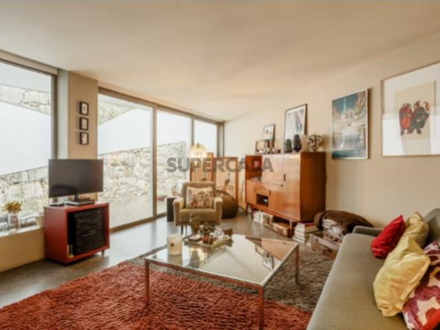 Moradia T3+2, com garagem, no Bairro das Artes, Porto