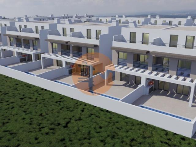 Moradia T3+2 com Piscina a Apenas 500 Metros da Praia da Lota